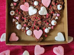 Zelfgemaakte en prachtig gedecoreerde chocoladehart, gemaakt tijdens een chocoladeworkshop in Amersfoort.